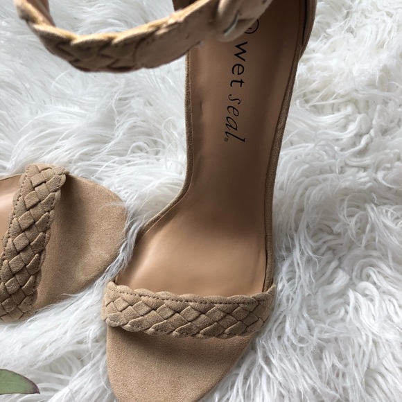 Cream color sandals wet seal size 7. Like new. - Picture 4 of 7